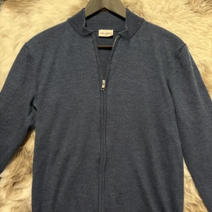 John Henric merino zip  - Hej säljer nu min fina John Henric zip i storlek M. Den är i nyskick och kommer vara otroligt snygg i höst/vinter. Nypris cirka 1400kr! Vi kommer att sälja liknande produkter nu närmare vinter så glöm inte följa profilen!🌊🍾