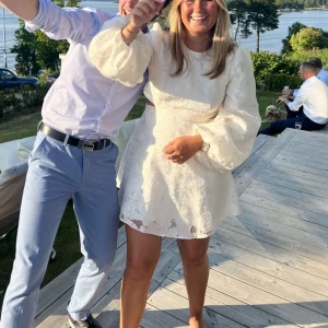 Mave miniklänning från By Malina - Säljer nu min gamla studentklänning pga att den inte kommer till användning. Den var så fin och perfekt på alla sett! 5000kr nypris på By Malinas bridal kollektion! Storlek M, öppen rygg och cut outs.