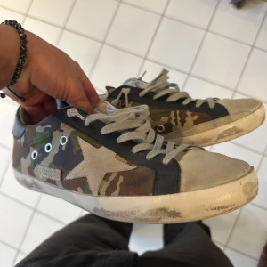 Golden Goose  - Golden Goose, väldigt bra skick. Riktigt fet färg, storlek 42 men jag har 43 och dem funkar. Box tillkommer. Skriv vid frågor! :)