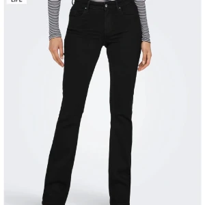 Svarta bootcut jeans  - Jag säljer mina svarta jeans från only då jag har ett par andra som jag andvänder. De är INTE urtvättade alls och väldigt svarta. Längden är 32 vilket gör att de är perfekt längd på mig som är 1.75 m lång. Storlek S som jag skulle säga är 36. 