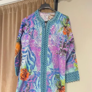 Marockansk klänning  - En marockansk klänning med Blom mönster från Marocko. Har aldrig använts och kan användas i hemmet, på fester eller andra evenemang. Är i väldigt bra skick och tyget är tungt och bra!