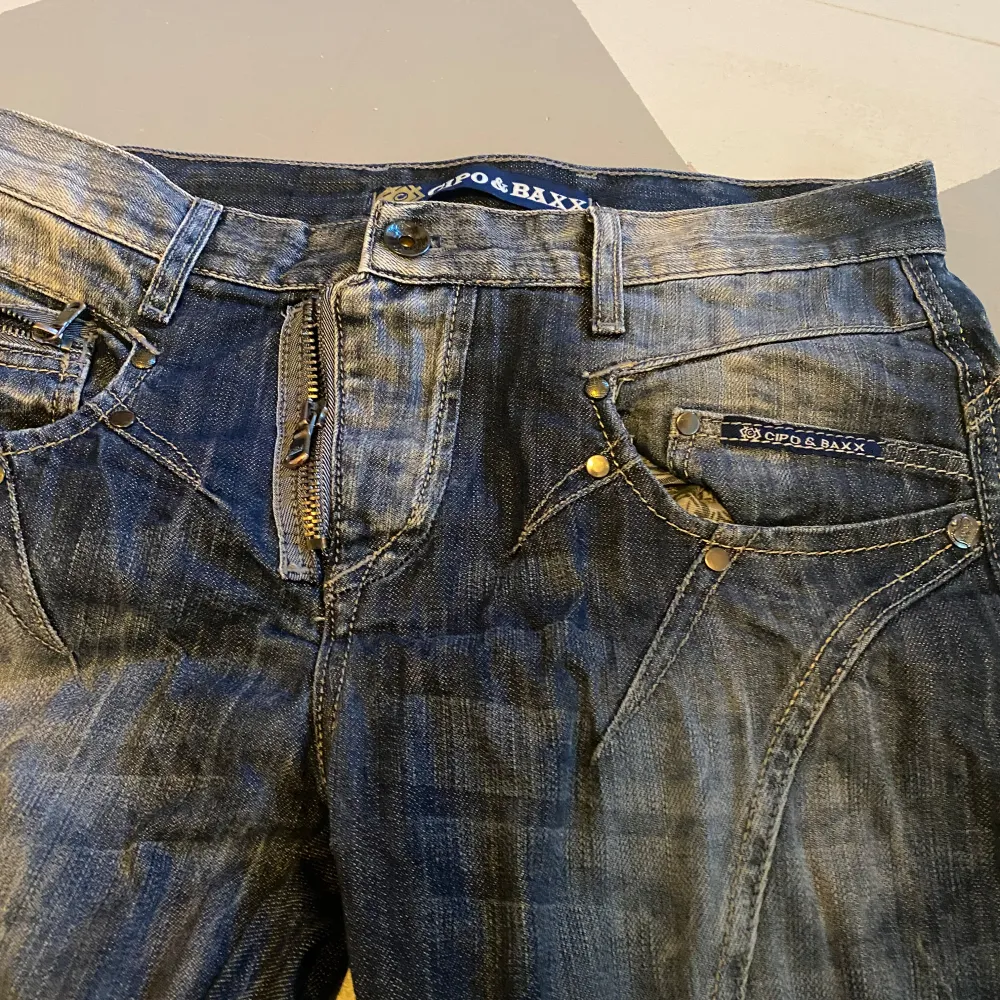 feta jeans me massor detaljer, de e ett klippt slitt nere på varje sida men inget som märks så mycket. bagge passform. midjemått:43cm 🤓🤓 . Jeans & Byxor.