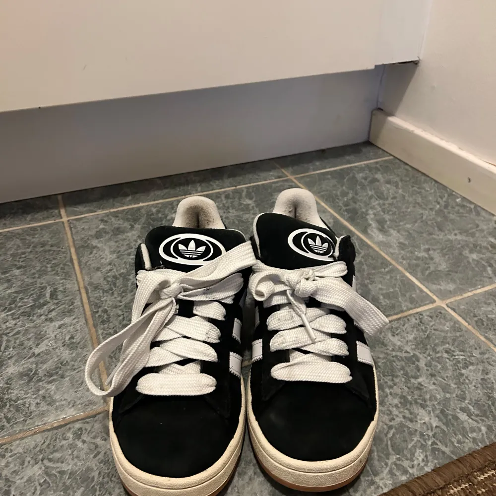 Sneakers från Adidas använda fåtal gånger. Skor.