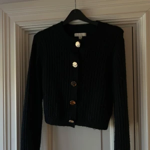 Stickad kofta - Marinblå stickad kofta  med guld knappar 