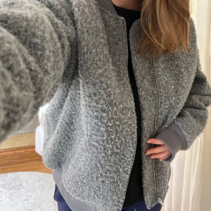 Bomberjacka  - Varm och mysig bomberjacka från Hm, den är oversized. Perfekt t hösten 🥰 slut i butik o hemsida!