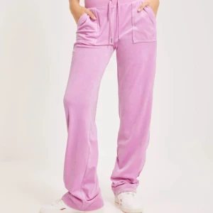 Juicy byxor 💕 - Säljer dessa juicy byxor, har smuts längst ner vid kanten av byxorna därav priset, annars bra skick. Kom privat för mer bilder. 💕