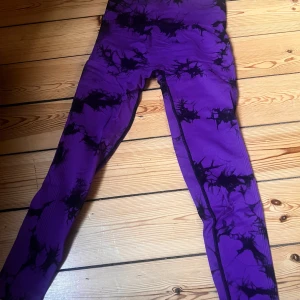 Lila träningsthights  - Från shein.