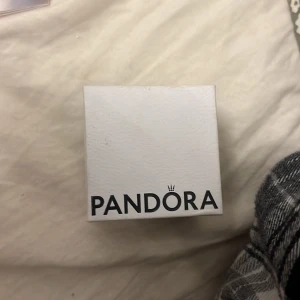 Pandora ring  - Hej jag vill sälja min Pandora ring den e i måttet 52 och det finns med äkthetscertifikat
