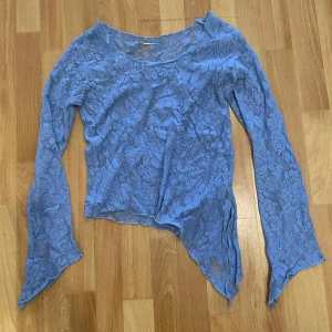 Ljusblå tröja i spets  - Jättefin genomskinlig tröja i blommig spets! Står varken märke eller storlek men den sitter som en S