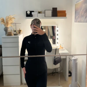 Gymshark tröja  - Säljer min svarta gymshark tröja i storlek S. Använd fåtal gånger och är som ny. 