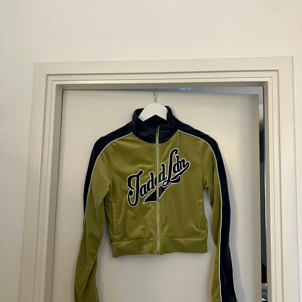 Olivgrön och mörkblå juicy couture liknande tröja i storlek small. Köpt på Zalando för 600kr säljer för 450kr. . Tröjor & Koftor.