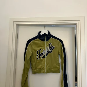 Grön och mörkblå tröja - Olivgrön och mörkblå juicy couture liknande tröja i storlek small. Köpt på Zalando för 600kr säljer för 450kr. 