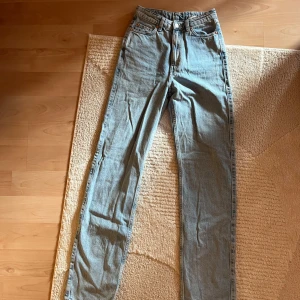 Weekday jeans - Helt oanvända jeans från weekday. Går lagom över ankeln (jag är 177 cm) och perfekt högmidjade i straight modell. Modellen heter ROWE. Inköpspris 600 kr. 