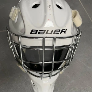 Bauer 930 målvaktsmask  - Målvaktshjälm, storlek youth, säljes i mycket fint skick.  