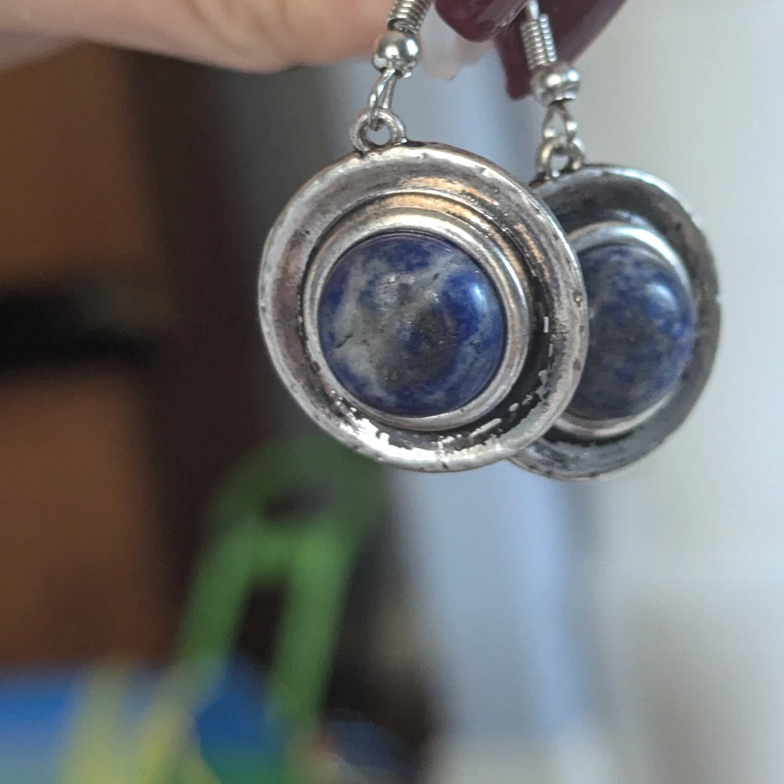 Silverfärgade örhängen med blå sten - 91