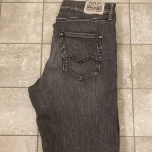 Svarta jeans från Replay - Säljer ett par snygga grå jeans från Replay.  Dem är i nyskick. Perfekta för både vardag och fest Jag är 175 och dem passar perfekt