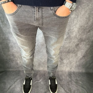 Replay anbass jeans  - // Replay anbass jeans | Storlek W34/L32 (sitter som 33/32) | Benlängd: 109cm / Midja: 44cm | Nypris runt 1800kr | Kontakta för fler frågor eller funderingar // Deluxecloset 