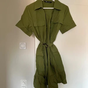Festklänning - Festklänning från zara mad skärp och knappar, använd 1 gång! Säljer för 400:- 