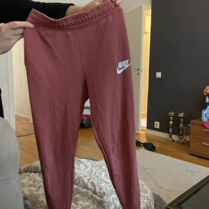 Nike sweatpants - Nike byxor , äkta, storlek L för barn. Liten defekt som knappast syns