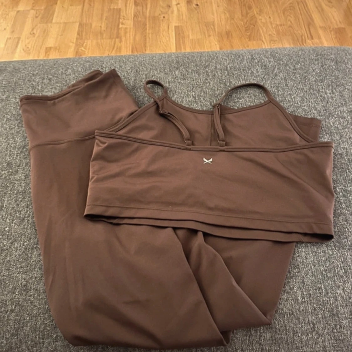 Brun ärmlös linnetopp - 90