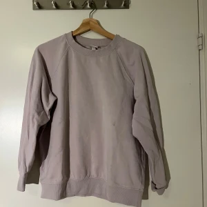 Sweatshirt  - Fin lila färgad tröja från H&M som knappt är använd men väldigt fin 
