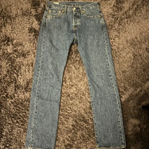 Levi’s 501 Jeans - Jag säljer ett par levi’s 501 jeans i en mörkblå färg. De har inga defekter och är i riktigt bra skick, jag säljer på grund av att det är för små i midjan. Storlek: W29 L32 Det är bara att skriva till mig privat vid frågor! 