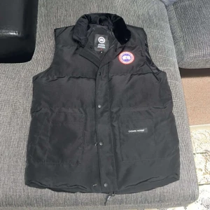 Canada goose väst  - Tjena,  Säljer denna feta canada goose västen för att den inte kommer till användning skick 10/10 använt den 5 gånger.   Pris kan diskuteras 