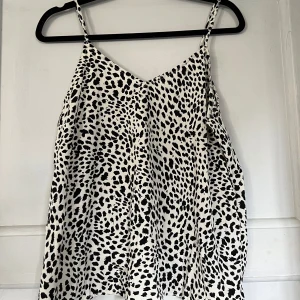 Linne - Leopard linne i glansigt material, använd en gång.