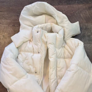 Zara pufferjacka - Strl S cond 10/10 nyskick tags kvar Art nr 5071/ 310/251