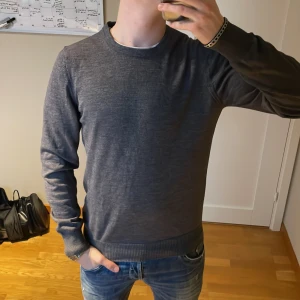 J.Lindeberg tröja - Riktigt schysst stickad J.Lindeberg tröja i riktigt skönt tyg. Storlek M passar S-M. Skick 6/10 då den har två små hål. Ett vid ärmen och ett vid resorbandet vid magen. Därav det låga priset. Hör gärna av dig vid frågor😊