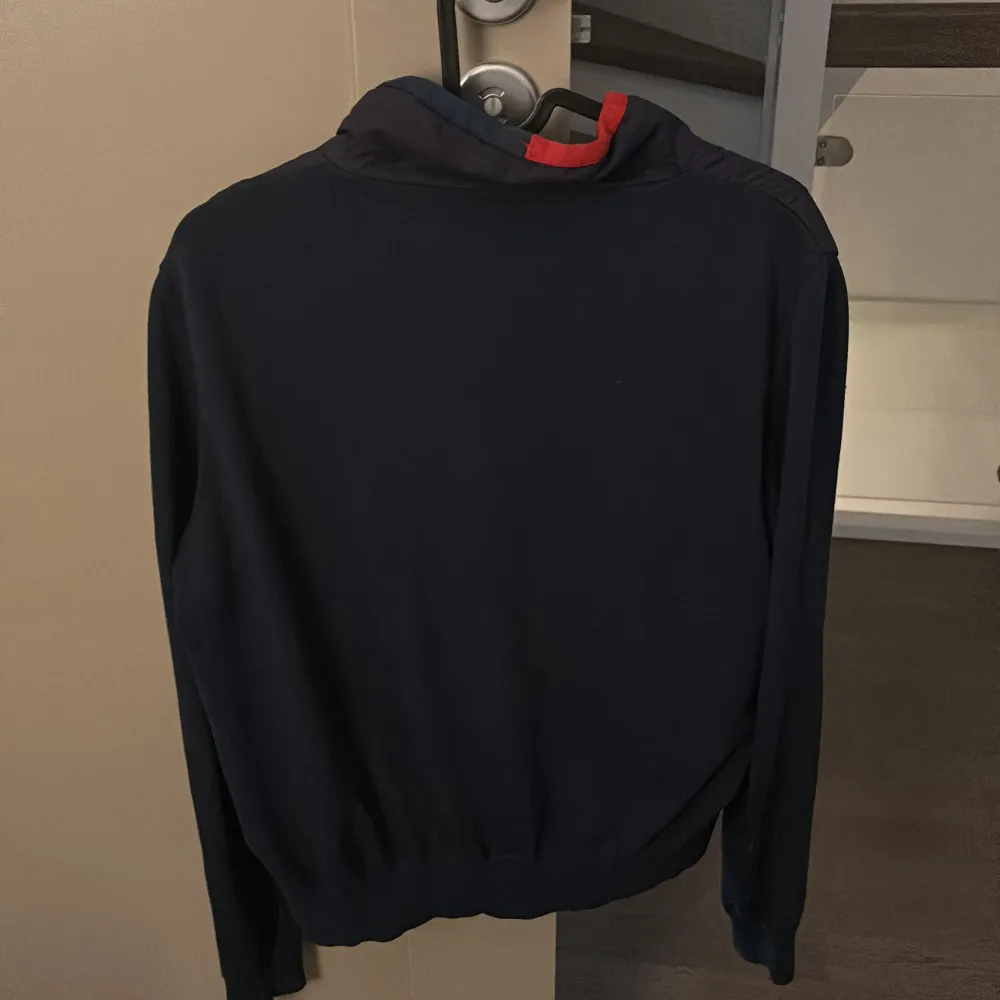 Moncler Cardigan, perfekt för kyligt väder, inte för extrem kyla, men lagom. Knappast använd 9/10 Skick Tight fit, ingen retur  Vid snabb affär kan pris sänkas!. Jackor.