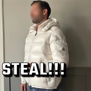 Moncler Maya steal!! - Säljer denna fina Moncler Maya då jag är i behov av pengar! Den är i storlek 3 vilket motsvarar en medium! Ändå ”skadan” är att serietidningen är av på insidan, är utan minsta märke på utsidan! Kvitto finns men köpt begagnad, garanterar inte äkthet!