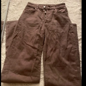 brown wide jeans  - bruna wide jeans från bikbok använd ett par gånger med är fortfarande i bra skick   måtten på byxorna står ni kan söka upp er nått i bikboks hemsida med tror det är storlek S typ 
