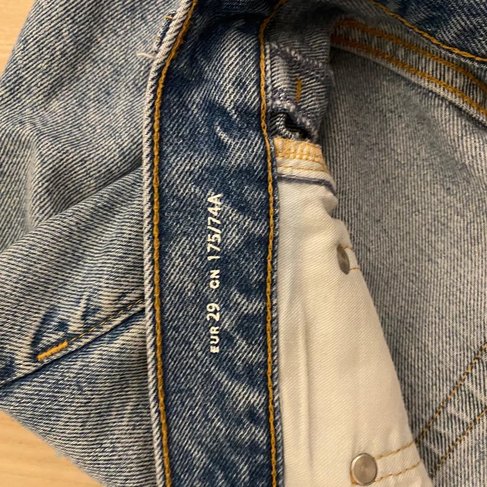 Tja tja! Säljer ett par ljus blå atket jeans. Dom är i storlek 29 och passar nog runt 165-175. Dom är i modellen regular cropped. Tveka inte på att höra av dig!. Jeans & Byxor.