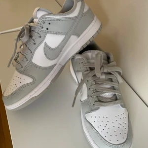 Nike dunk low retro *HELT NYA* - Pga försenad retur säljer jag dessa sprillans nya, aldrig använda Nike dunk low retro för 1000 kr Nypris 1499kr   Stl: 40