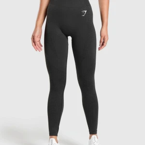 Gymshark tights  - Svarta vital seamless 2.0 tights från Gymshark. Gott skick, sytt ihop ungefär 2cm i sömmen på insida lår då den gick upp. 