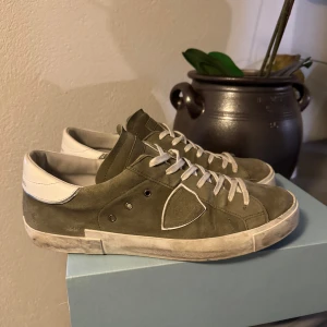 Phillipe model - Köpta på phillipe model hemsida för kanske 1-2 månader sen. Sjukt feta skor i mycket bra skick.  Storlek - 43