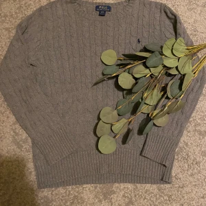 Ralph Lauren Stickad Tjöcktröja - Använd en gång, priset kan diskuteras. 14-16år passar xs- till S