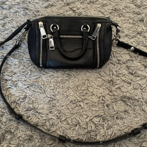 Rebecca Minkoff väska  - Svart Rebecca Minkoff väska i bra skick, axelremsväska.