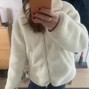 Pile jacka  - säljer denna söta pile jacka från mckinley då den inte kommer till användning! nypris var ca 800kr om jag kommer ihåg rätt, pris kan diskuteras!!🙏🏼💕