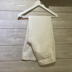 Linne byxor Lindbergh - Säljer mina linnebyxor då jag vuxit ur de, mycket fint skick och av märket lindbergh, skriv om du funderar på något