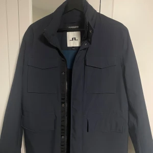 J.Lindeberg Jacka  - Hej, säljer en schysst J.Lindeberg jacka i storlek S. Inga defekter eller likande. Perfekt till hösten/vintern!🙌🙌