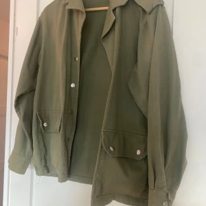 Jeansjacka - Militärgrön/olivgrön jacka med silver knappar, bra skick, strl S/M men skulle säga mer åt S