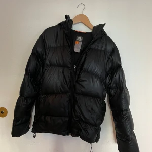 Nike Acg Jacka - Svart Nike Acg Puffer i helt okej skick och i storlek M det finns lite lagade slitningar utöver ärmen men inget som märks🙏📲