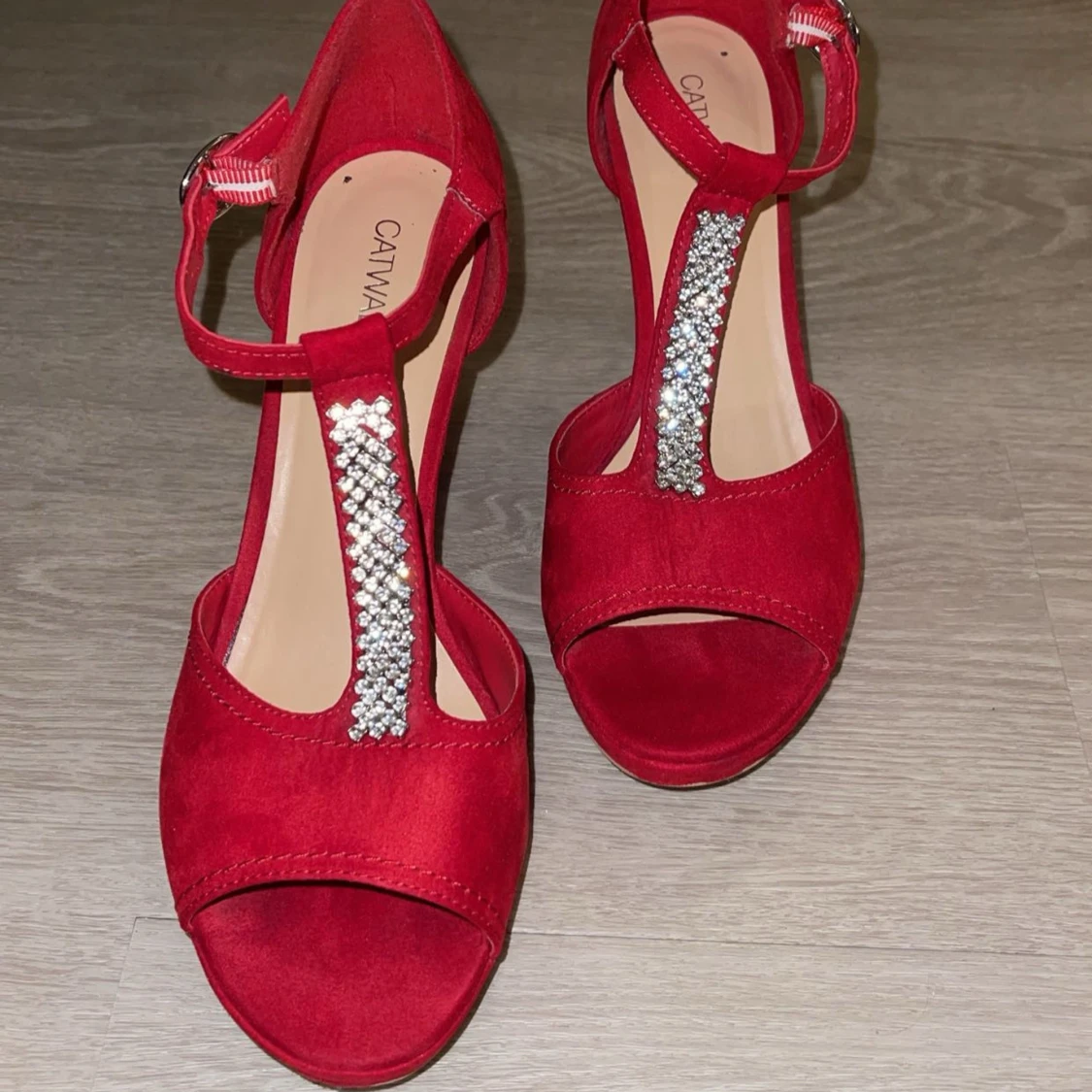 Röda klackskor med strassdetaljer - 90