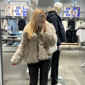 Pälsjacka - Lite mörkare beige färgad jacka. Lite åt de gråa hållet. Superfin!! Men har tyvärr knappt använt denna jacka. Den är som ny. Storlek Xs/S. Väldigt varmt och skön. Den har även två fickor på sidorna som inte är synliga . Nypris 1500