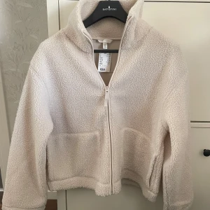 H&M jacka i pile - Säljer denna populära teddyjackan från H&M! Helt ny med prislapp kvar. Storlek L men passar mig med S också❣️Så skön och perfekt till hösten. Slutsåld på hemsidan!!