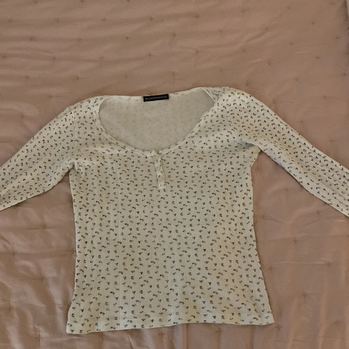 Vit blommig topp från Brandy Melville - 46