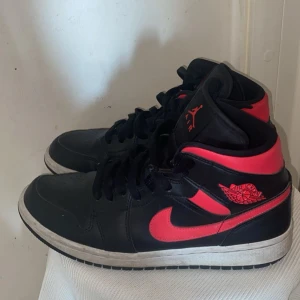 Jordan 1s  - säljer  några svart röda skor som  använts sällan, skorna är minimalt creasade därför det priset. Inte rätt storlek eller stil så hoppas det passar någon annan bättre🤗🤗💯 psst kan mötas upp i stockholm✌️