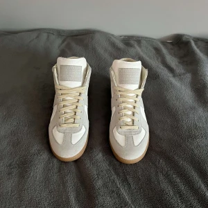 Masion Margiela skor - Ett par fina Margiela skor i toppen skick!  Hör av er vid frågor och funderingar, endast skorna ingår. 